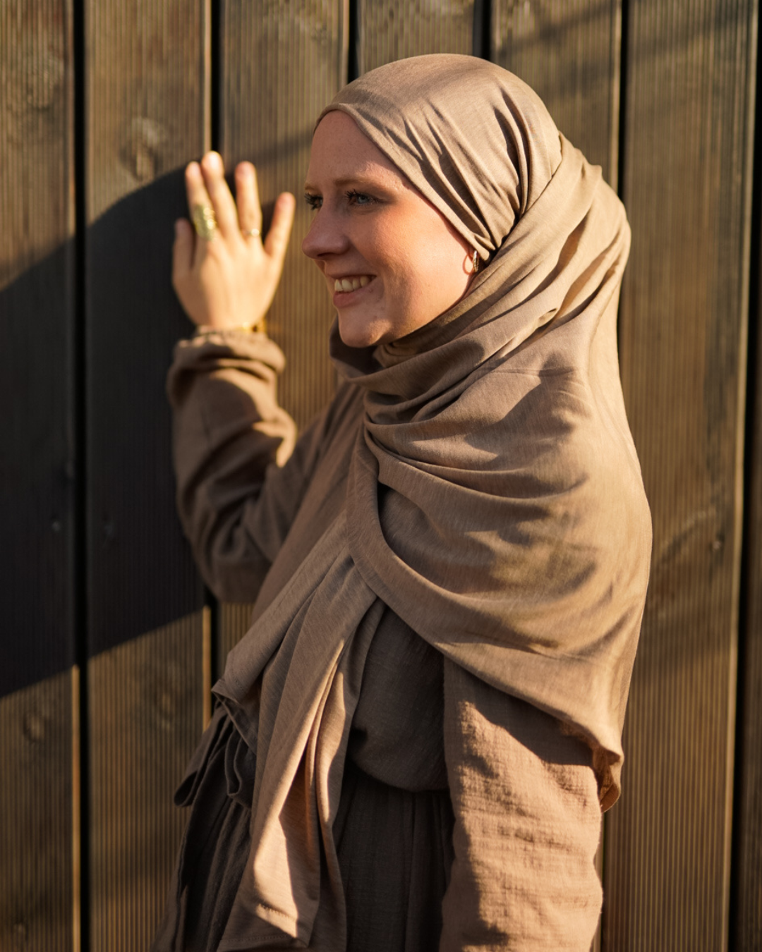 Hijab en jersey premium "Mariposa" en soie et coton bio (noisette)