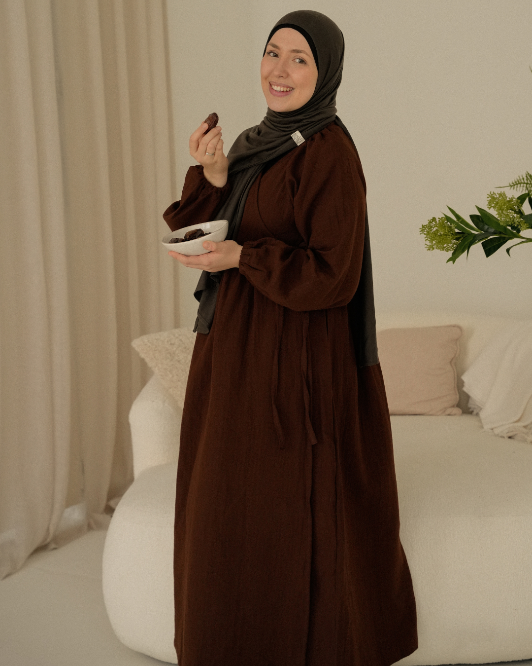 Abaya d'allaitement « Lunaria » en coton biologique (Date Brown)