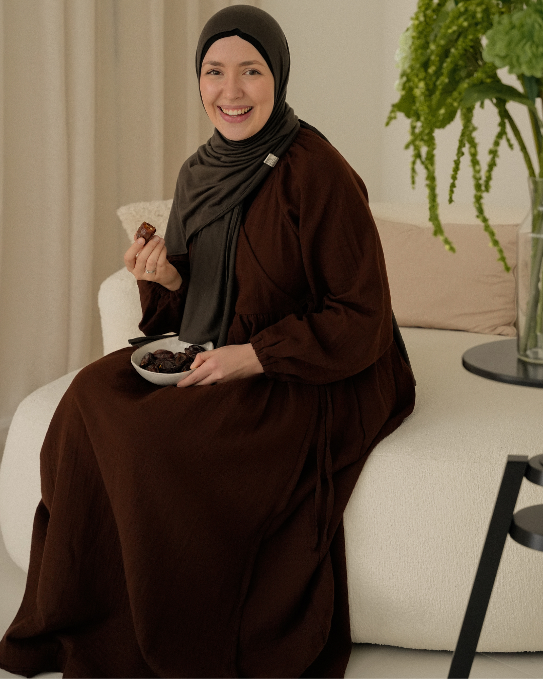 Abaya d'allaitement « Lunaria » en coton biologique (Date Brown)