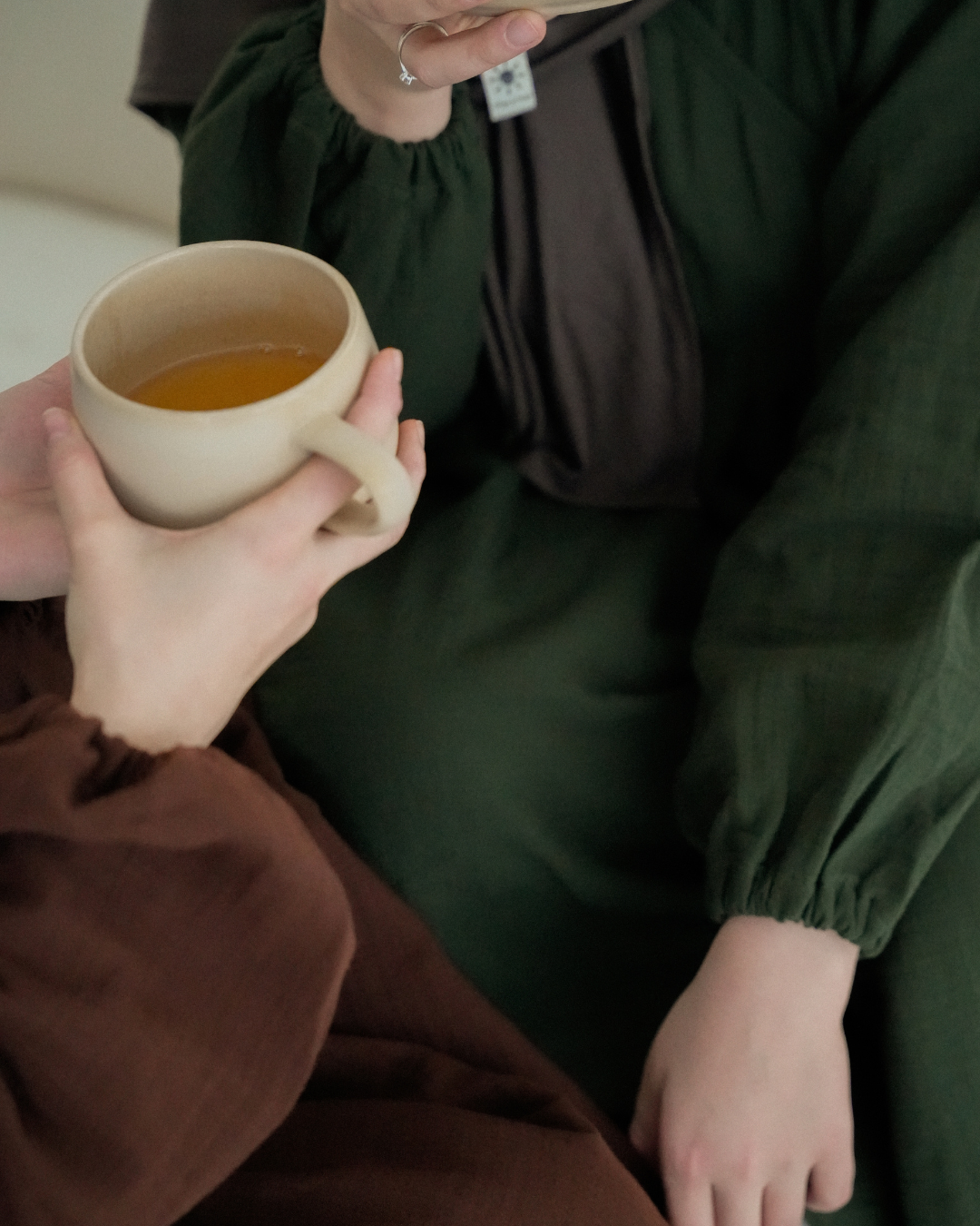 Abaya d'allaitement « Lunaria » en coton biologique (Date Brown)