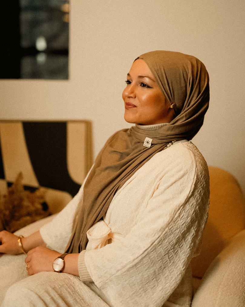 Hijab en jersey premium "Mariposa" en soie et coton bio (noisette)