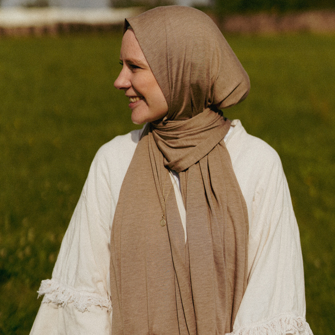 Hijab en jersey premium "Mariposa" en soie et coton bio (noisette)