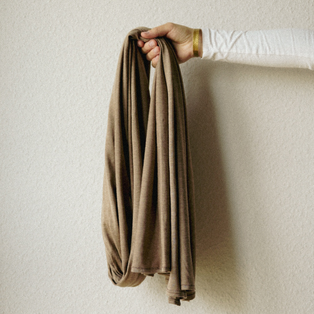 Hijab en jersey premium "Mariposa" en soie et coton bio (noisette)
