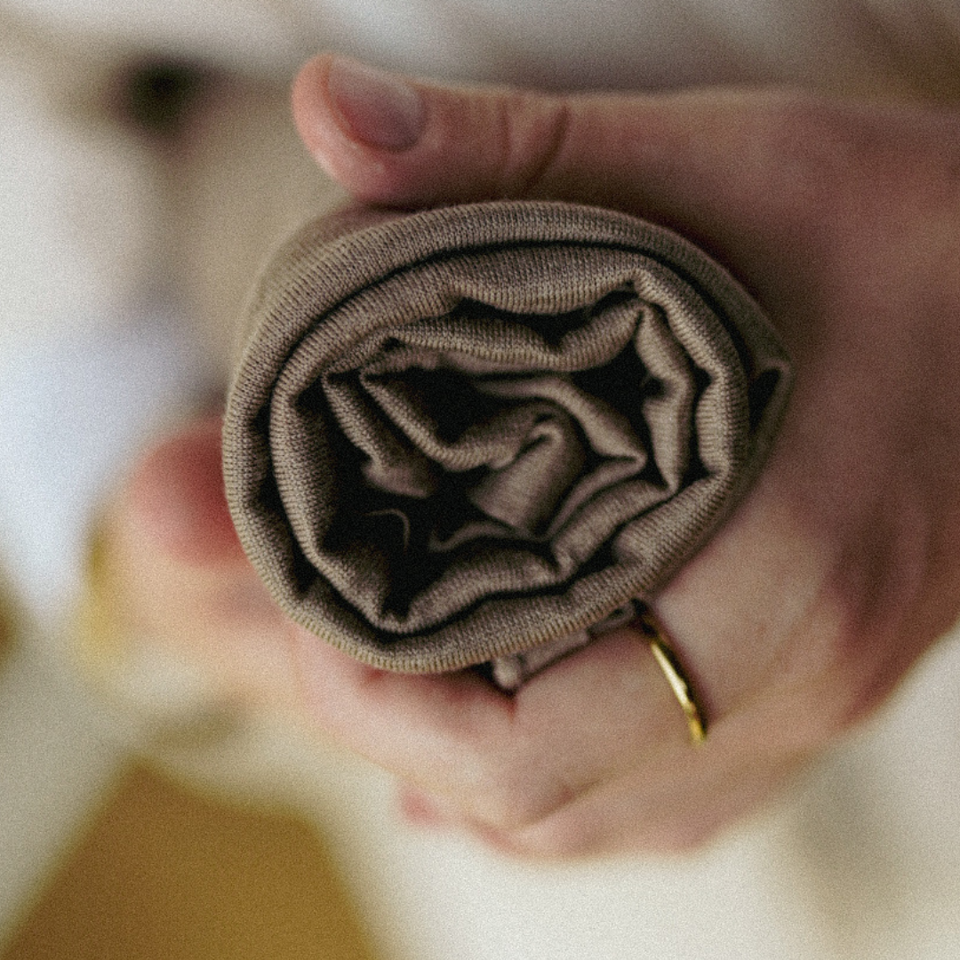 Hijab en jersey premium "Mariposa" en soie et coton bio (noisette)